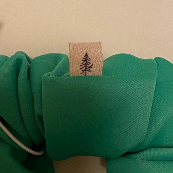 🍏 4TH + FIR Medium Satin Scrunchie in “Apple” - Picture 2 of 3